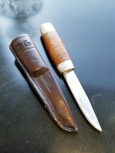 Tornedalskniven har ett skaft som är tillverkat av ihoplimmade läderbitar. Foto Privat