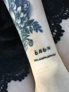 Tatueringarna på underarmen består av orden Mummu och Baba Foto Privat